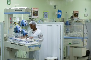 Bebê em estado grave espera vaga para cirurgia no estado