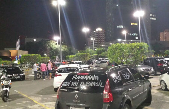 Motoristas de Salvador fazem novo protesto contra o aumento do preço da gasolina