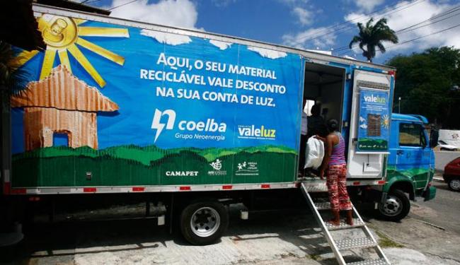 Coelba troca lixo reciclável por descontos em conta de luz