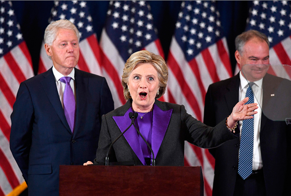 'É doloroso e vai ser por muito tempo', diz Hillary em primeiro discurso após derrota