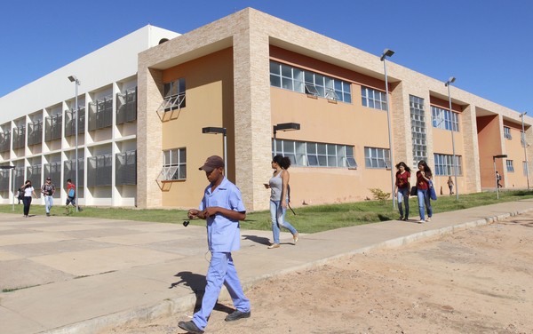 UFOB tem 18 vagas para professor substituto em processo seletivo; salários chegam a R$ 6 mil