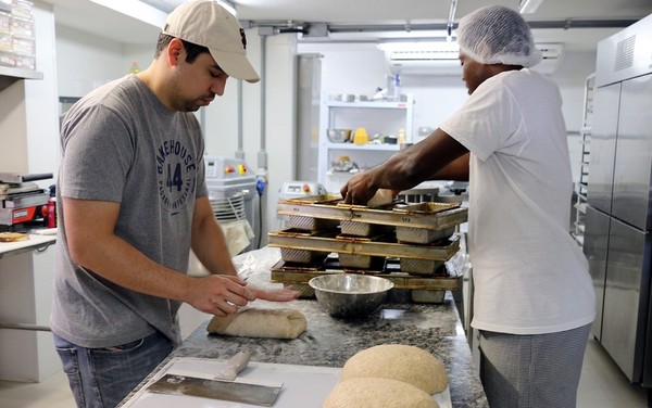 Feira de Santana tem vagas para padeiro, esteticista e outros