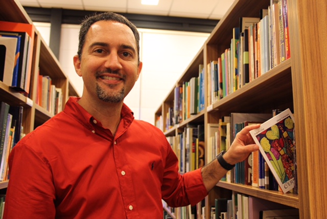 Augusto Cruz se prepara para lançar seu novo livro.