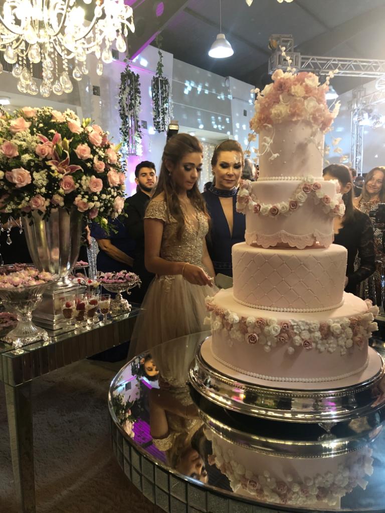 Camila Amoedo celebra 15 anos com festa encantadora 