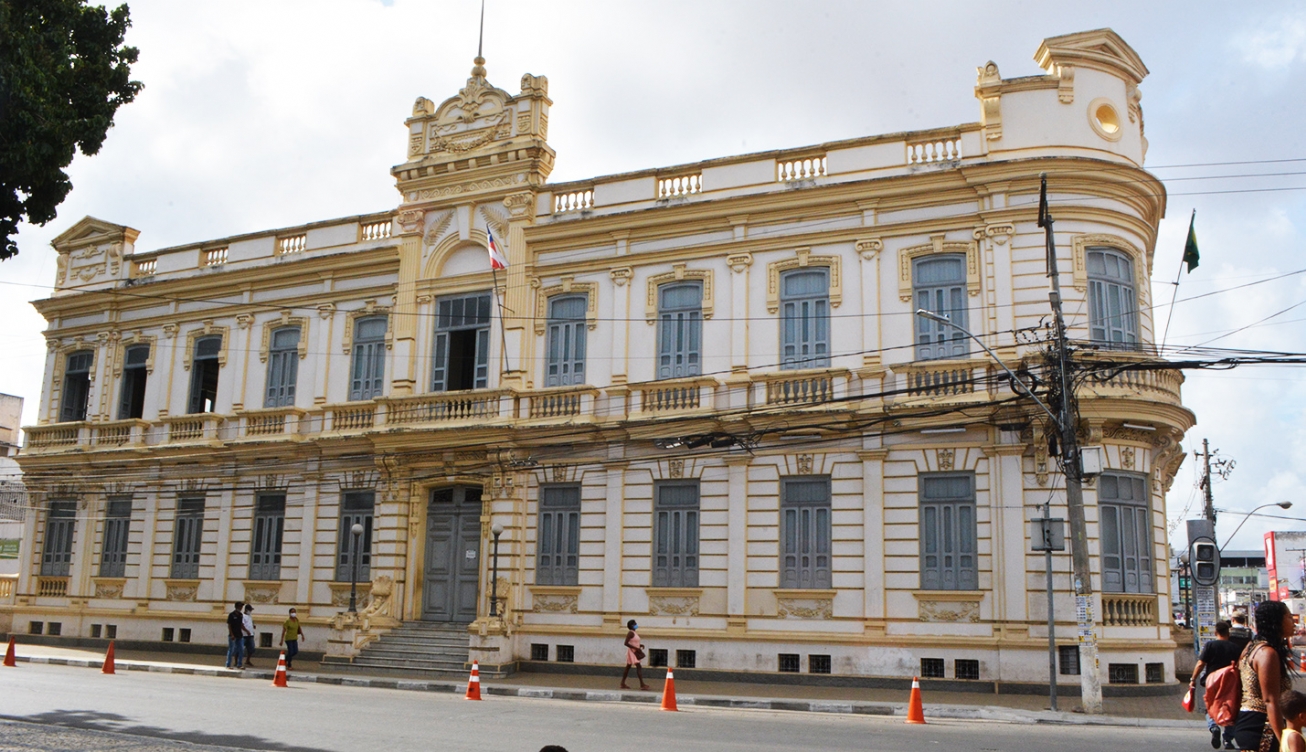 Um dia após anunciar concurso, Prefeitura de Feira retira vagas, por 'necessidade de atualização salarial'