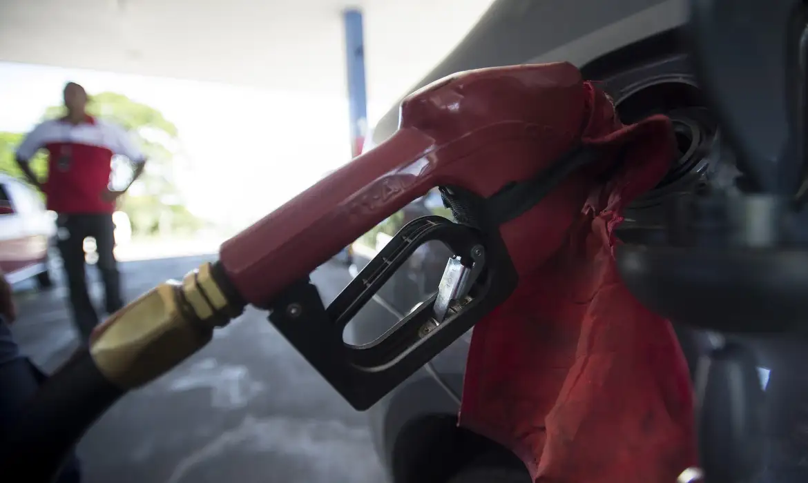 Governo do Brasil mantém desconto na gasolina, mesmo após nova alta mundial do petróleo
